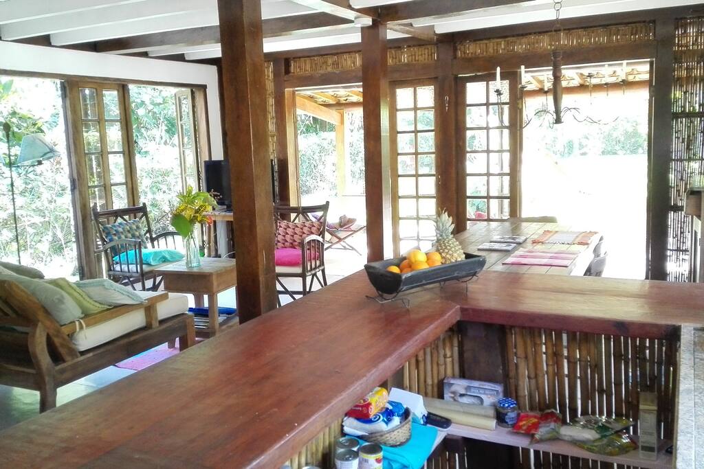 Cozinha e sala envoltas pela natureza