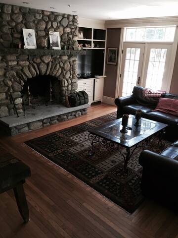 House on Narragansett Bay sleeps 10, 2&1/2 baths gallery image 4