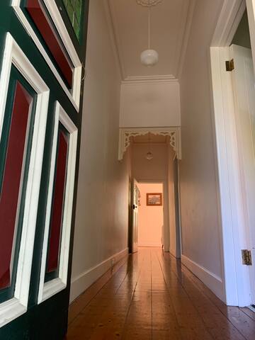 Quant 2 Bedroom Home with parking in Richmond gallery image 5