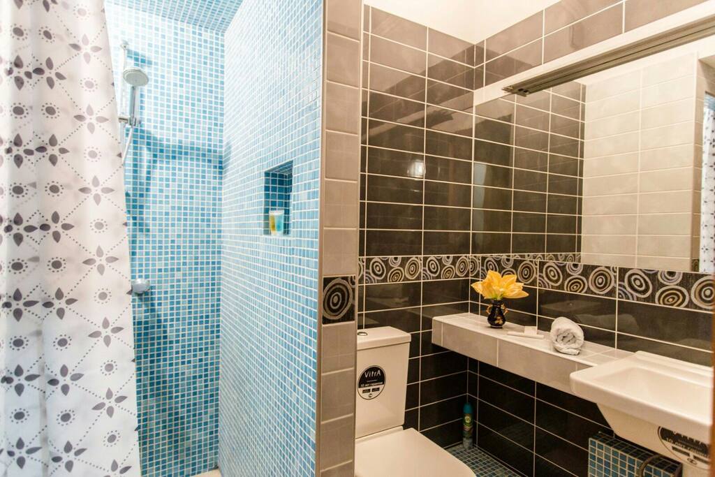 Main bedroom bathroom