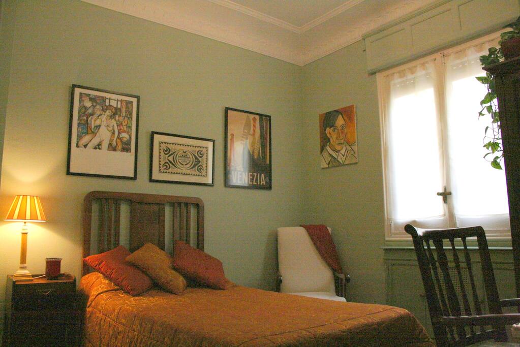 Tranquila y confortable habitación para tu reposo. Cuenta con butaca, escritorio, armario, espejo, etc.