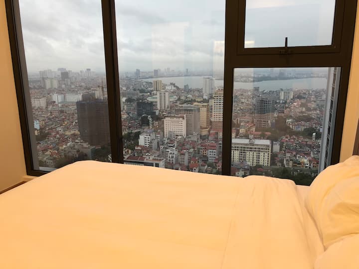 Despierta por la mañana con hermosas vistas del lago Ho Tay.