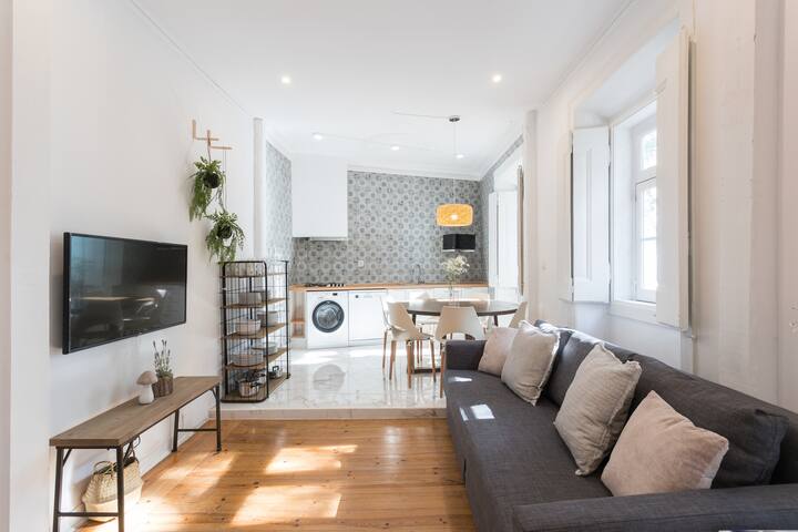 AlfamaTale 4BR Duplex w/RiverView – by LU Holidays gallery image 2