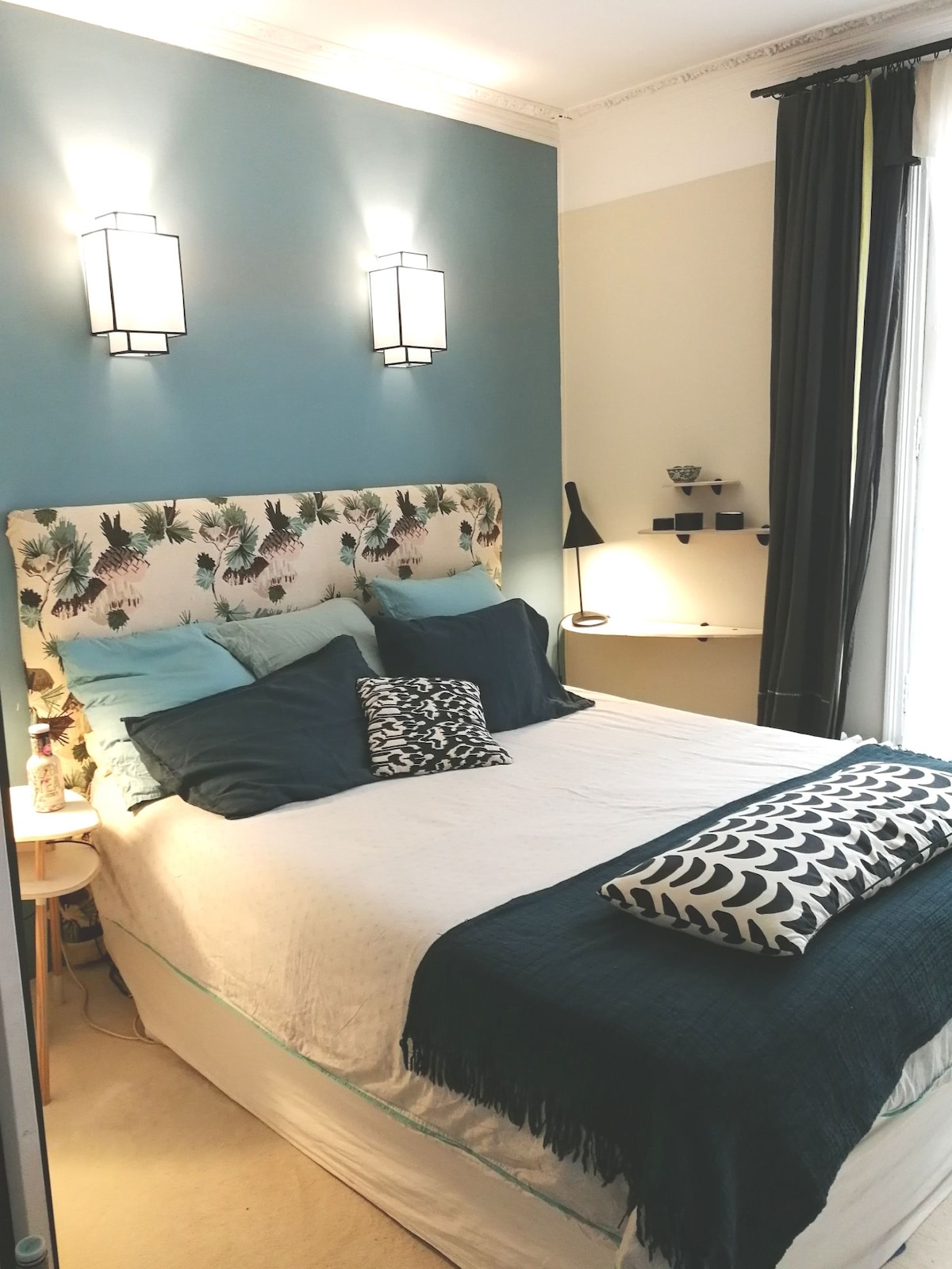 غرفة هادئة جدًا في فناء داخلي بسرير بمقاس كبير 