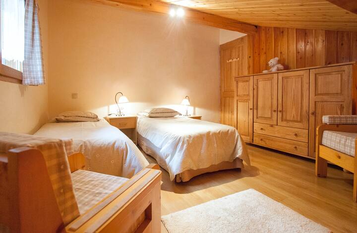 غرفة نوم في الغرفة العلوية في الطابق الثاني