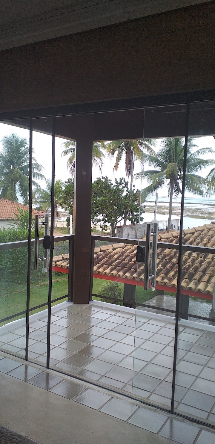 Roshani yenye vyumba viwili, iliyo na vitanda vya bembea na muonekano mzuri wa ufukwe.