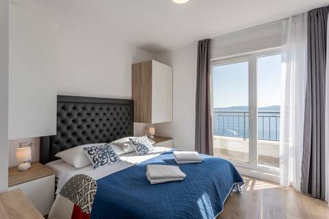 Luxury apartment Maya 5 with sea view,pool,garage