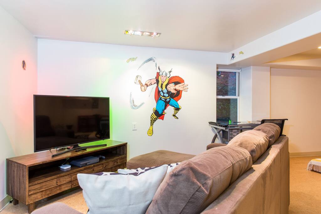 55" tv w/Netflix, Hulu, Amazon, HBO, Showtime and more