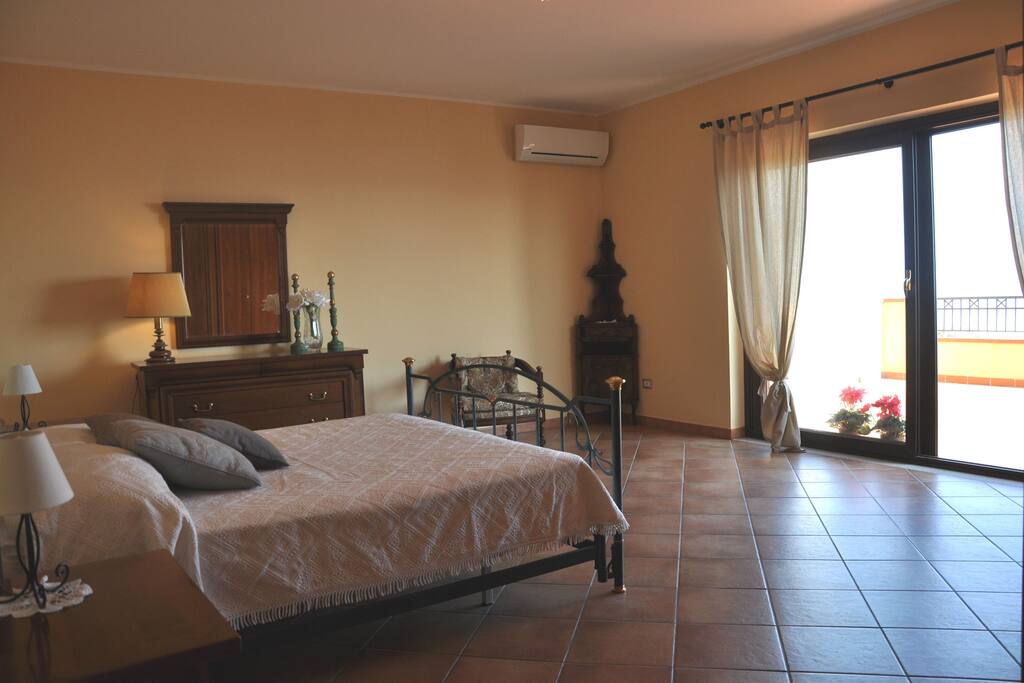 Camera da letto matrimoniale con terrazza vista mare.