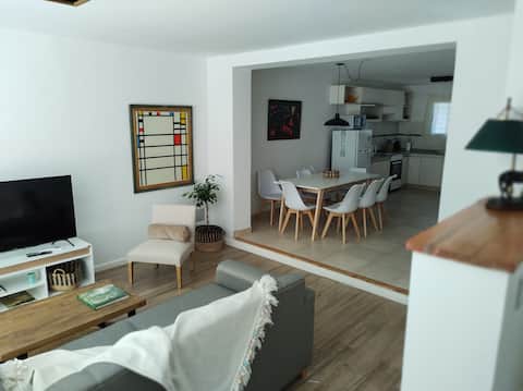 Propiedad de Airbnb exitosa: New house with 3 bedrooms, garden, pool and patio en Flores