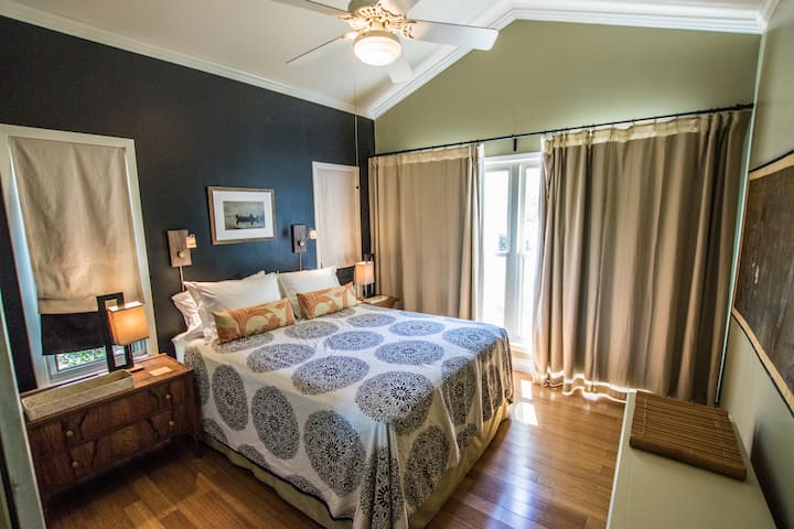 Მთავარი საძინებელი ძილის ნომრით 152 × 203 სმ. Უშაქრო ნაკეთობები გვიან დასაძინებლად.