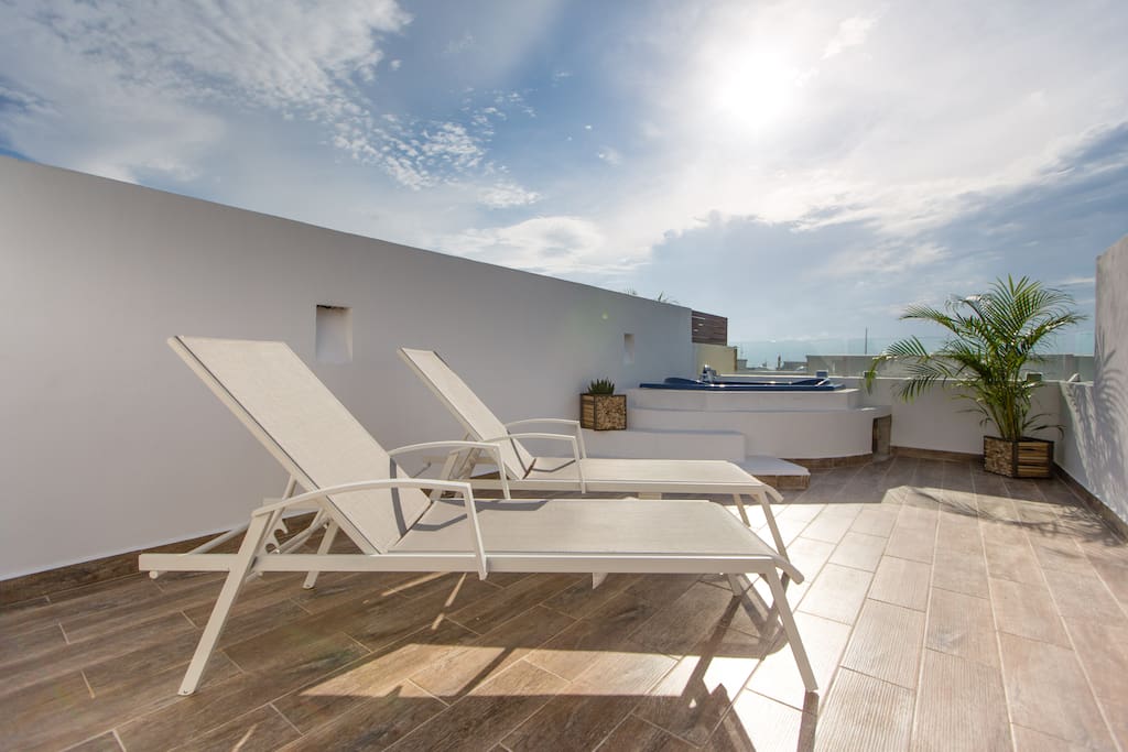 An incredible rooftop of 70 sq. m. (aprox 750 sq. ft.) to be enjoyed with dinner table, umbrella, sunbeds, BBQ and the spacious jacuzzi. Something rare in the heart of Playa!