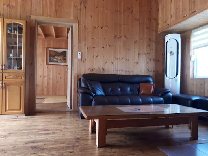 זה הסלון בקומה הראשונה.