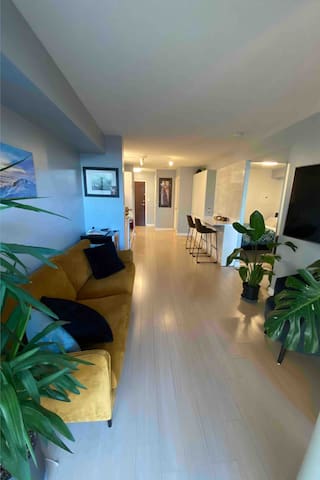 Cozy 2 bedroom steps from CN Tower, Scotiabank.