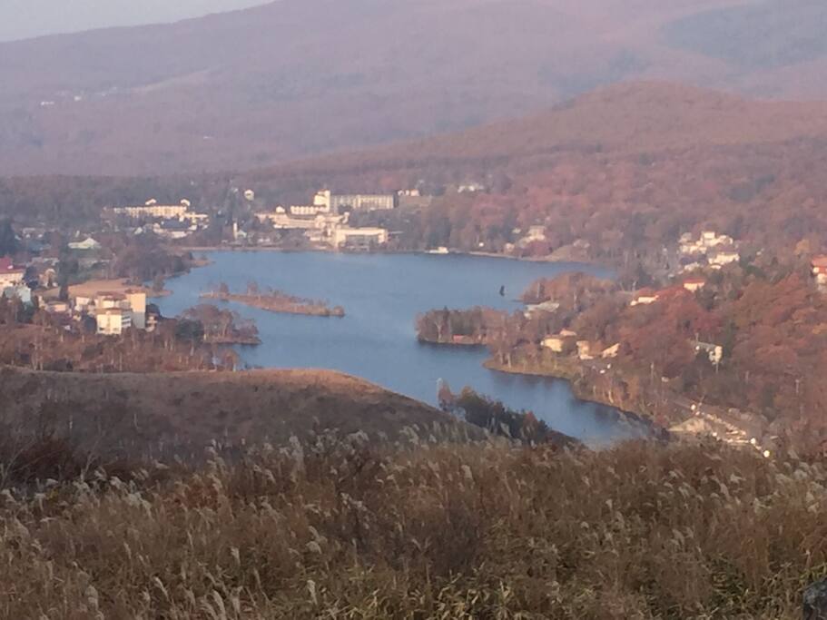 白樺湖、車山には、20分以内
You can drive to Lake Shirakaba, Mountain Kuruma in 20 minutes.
Vous pouvez aller le lac Shirakaba, et le mont Kuruma en voiture dans 20 minutes.
您可以开车去白桦湖和车山。开车时间大约需要20分钟。