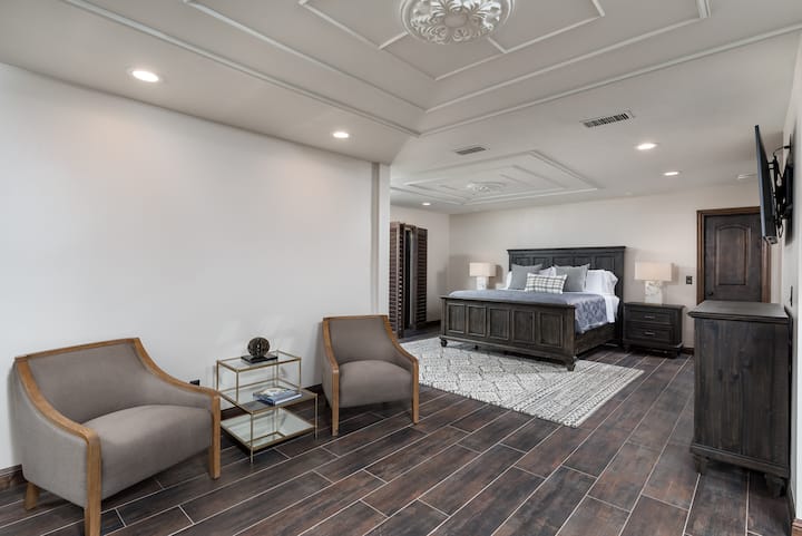 [Slaapkamer 1] Grote suite met kingsize bed, zithoek, inloopkast en ensuite