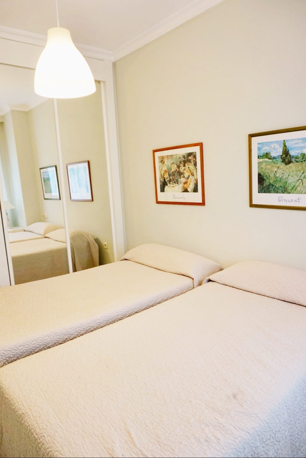 Segundo dormitorio con dos dormitorios individuales. El segundo baño completo está ubicado frente al segundo dormitorio.

Segundo dormitorio el segundo baño esta localizado justo en frente al segundo dormitorio.
Son dos camas independientes.

