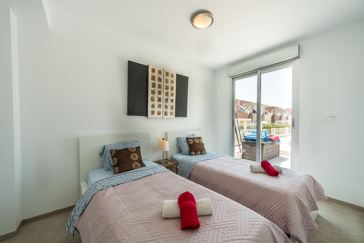 غرفة نوم ثانية مع مدخل خاص إلى الشرفة 