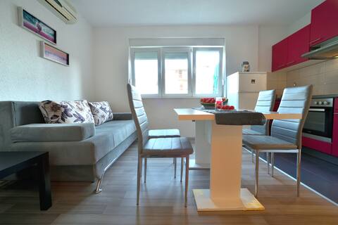 Popular Airbnb listing: Pink rose 3*** Free parking in Gradski Kotar Visoka