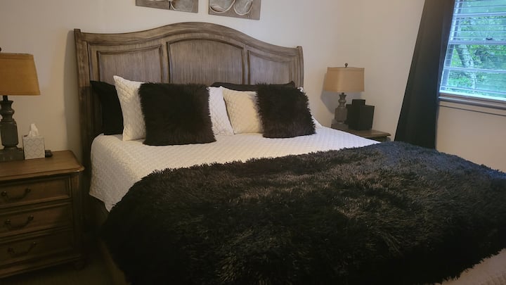 Მთავარი საძინებელი-პუფის ბრენდის ლეიბი უკავშირდება მთავარ სააბაზანოს და აქვს სმარტ-ტელევიზორი.