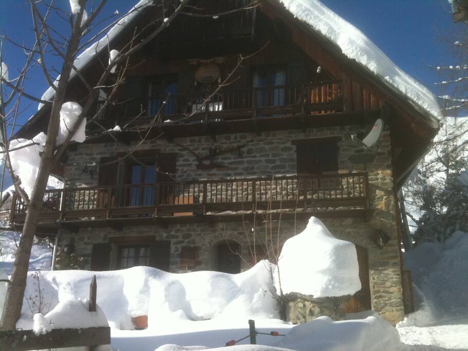 Hiver arrivée et départ skis aux pieds