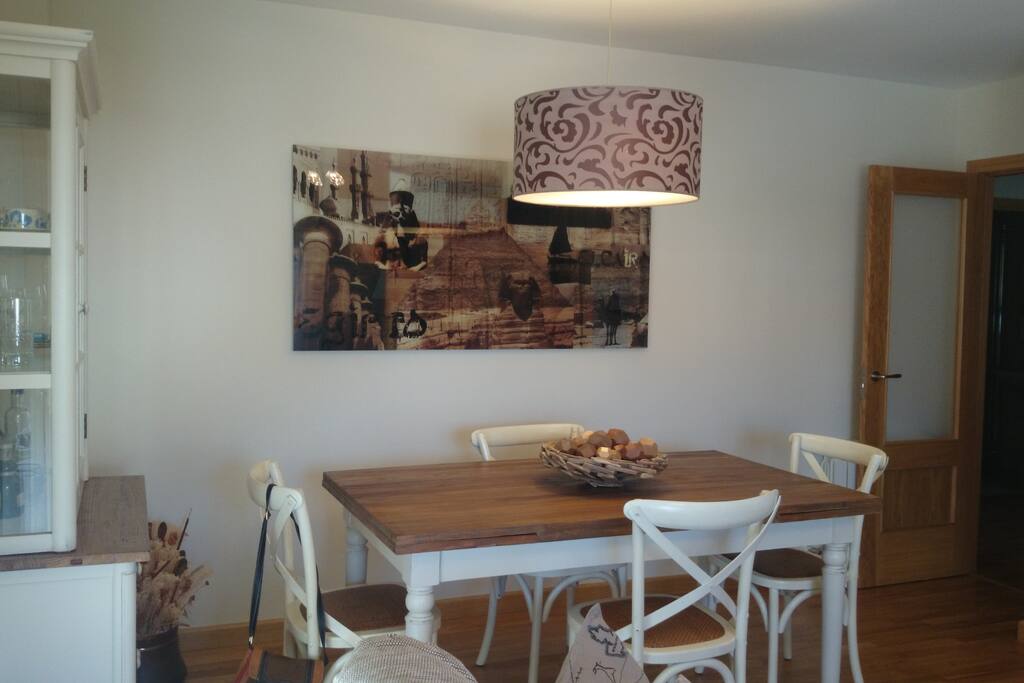 mesa del comedor con alas laterales con capacidad para seis personas.
