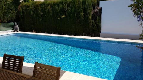 Villa with pool, BBQ and air conditioning.