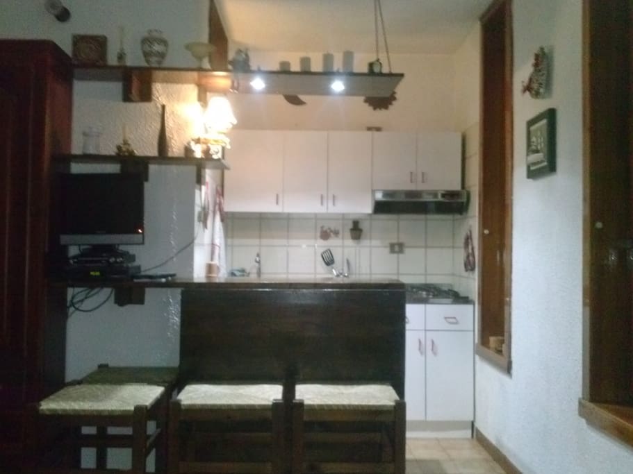 Angolo cottura con mobile estensibile che si trasforma in tavolo da pranzo