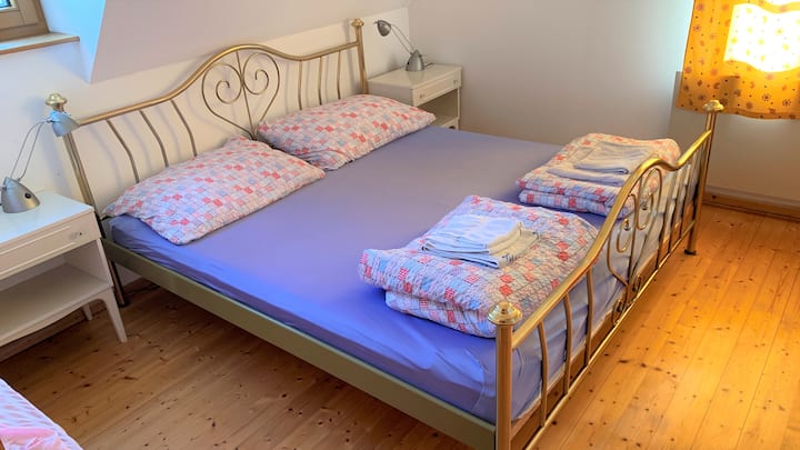 Schlafzimmer #2 mit Doppelbett (180 cm × 200 cm) - extra Matratze ist verfügbar
Schlafzimmer Nr. 2 mit einem Doppelbett (70 in × 79 Zoll) - eine Ersatzmatratze ist vorhanden