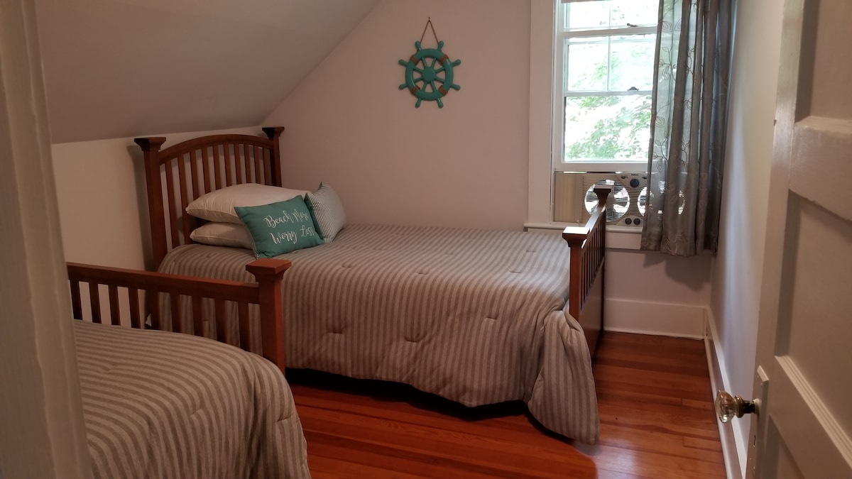 Spavaća soba na 2. katu s 2 odvojena kreveta i prostorom za odlaganje (3 spavaće sobe)