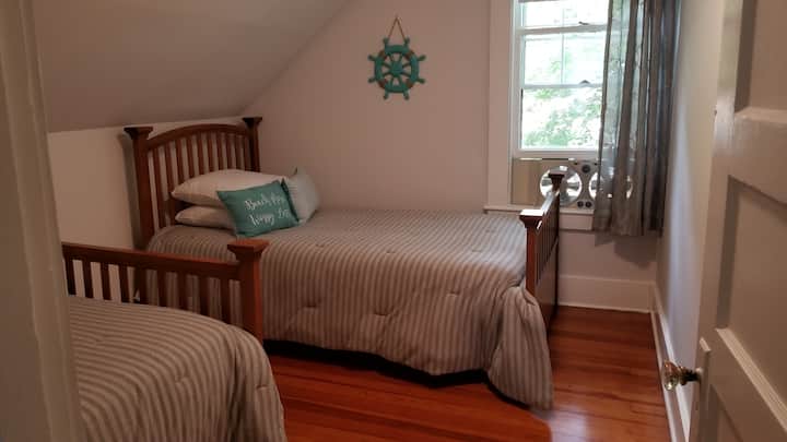 Spálňa na 2. poschodí s 2 samostatnými posteľami a úložným priestorom (3 spálne)