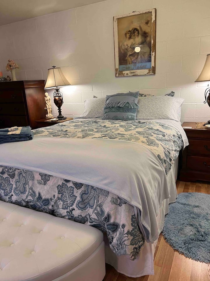 舒适的标准双人床和单人床。 