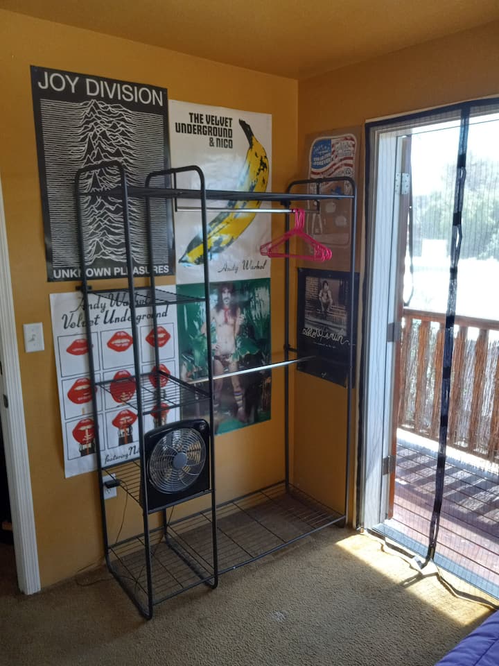 ตู้เสื้อผ้าสำหรับแขวนเสื้อผ้าของคุณ