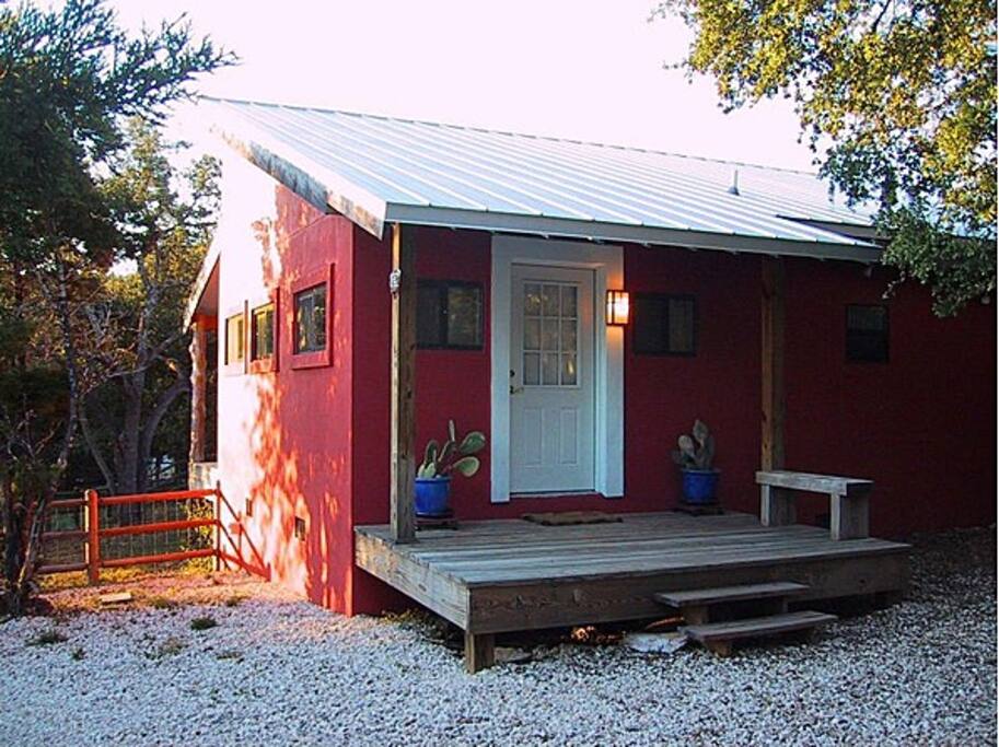 Independent building with b
ack entrance from private driveway