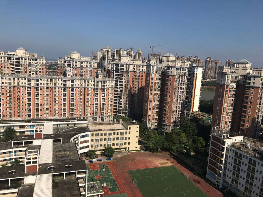 阳台景观 楼下是学校