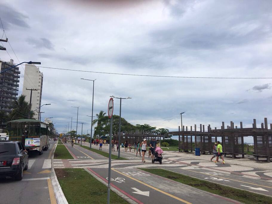 Vista do calçadão em frente ao mar e próximo ao apartamento.