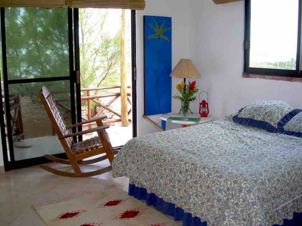 El dormitorio de abajo . Esta habitación tiene acceso independiente a la playa .