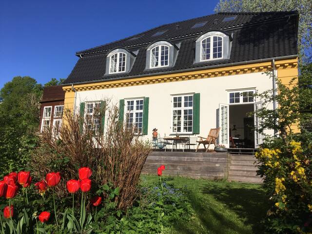 Unique villa in Copenhagen with garden gallery image 2