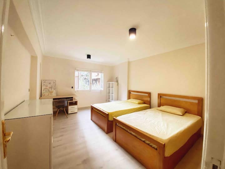 غرفة النوم الثانية بسريرين آخرين.