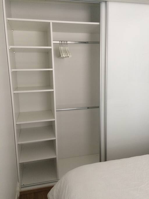 Makuuhuoneen säilytystilaa.