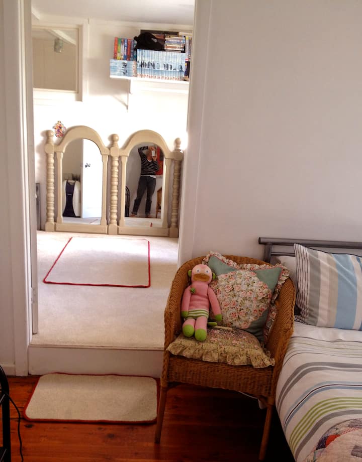 От главната спалня влизате в спалня 2 с 1 суперголямо двойно легло и 1 единично легло.