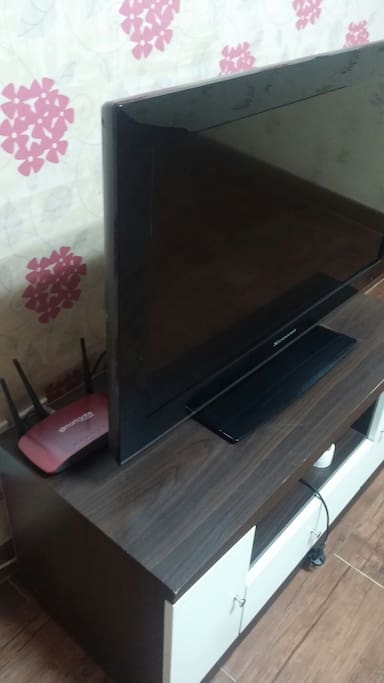 큰방에 TV, 와이파이 완비되어있습니다.