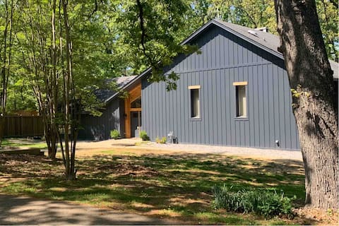 Contemporary Charm near Elvis Presley’s Birthplace