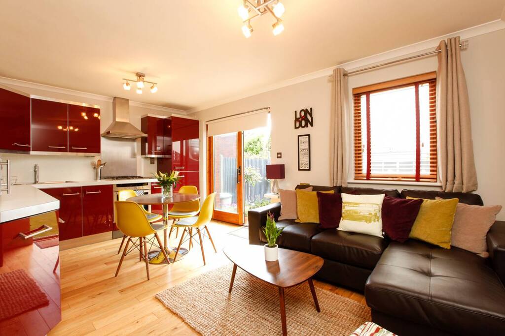 Fully equipped kitchen / dining area