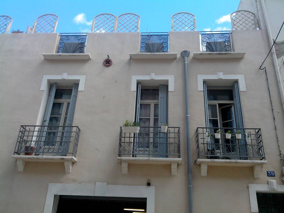 Trois balcons au 1er étage pour cet appartement avec chambre double, séjour, salle de bain et wc séparé.