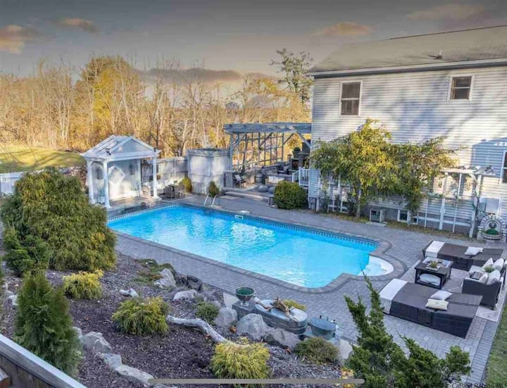 HAMPTONS on the HUDSON Houses for Rent in Glasco, New York, United