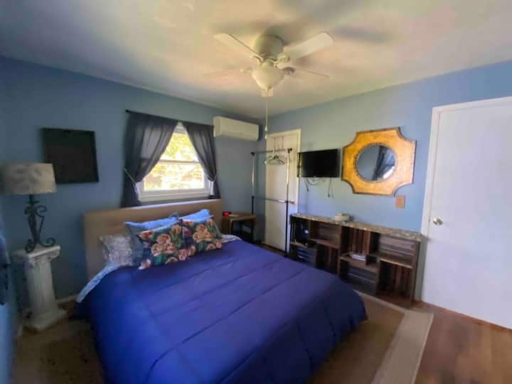 Colchón pedic de tempur súper cómodo. Cortinas opacas. Y siempre sábanas y edredones súper cómodos. 