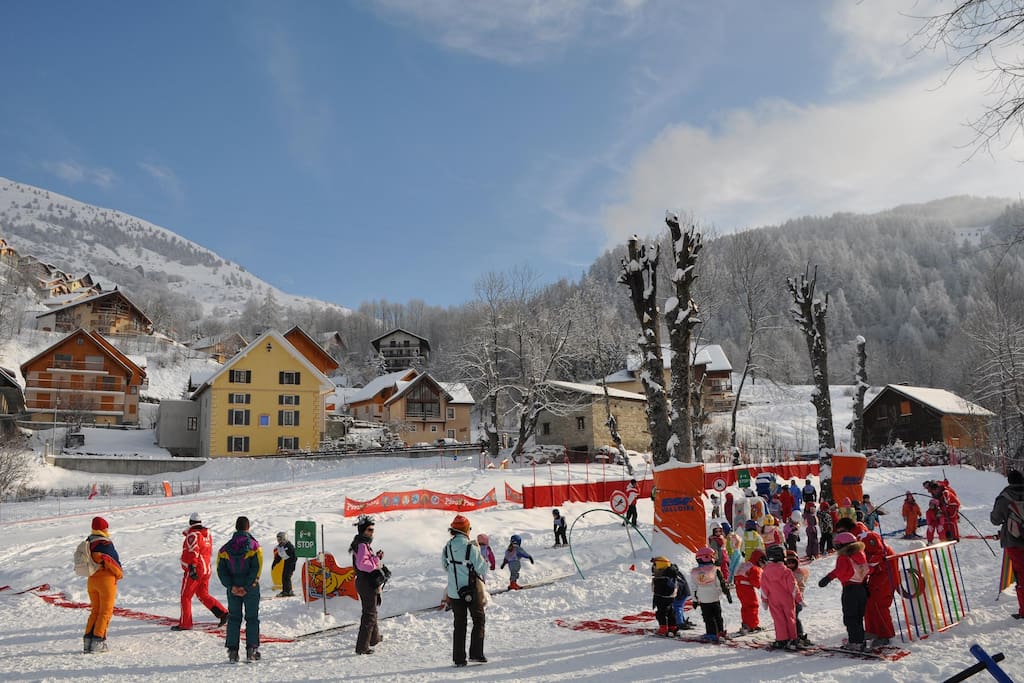 Chalet skis aux pied, au centre de la station
