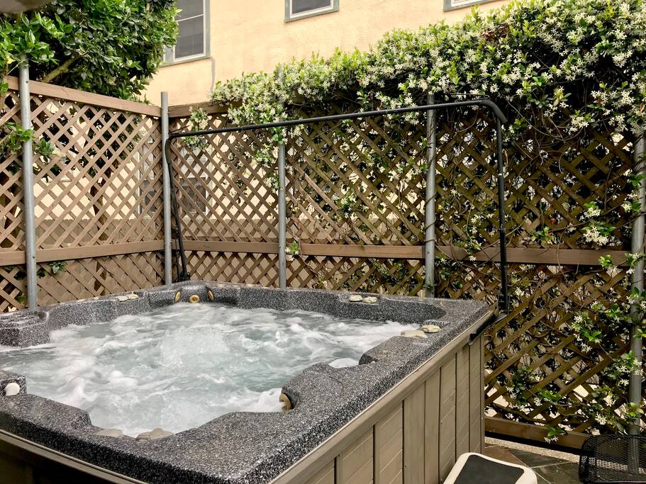 Outdoor Hot Tub (available for guests until 10p)