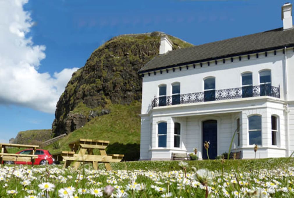 Downhill Beachhouse front garden with picnic tables